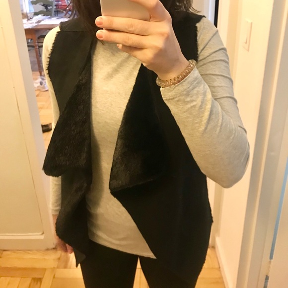 Guess faux suede and fur reversible vest. Black. - Picture 3 of 5